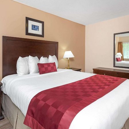 Hotel Ramada By Wyndham Coquitlam Exterior foto