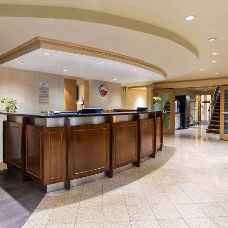 Hotel Ramada By Wyndham Coquitlam Exterior foto