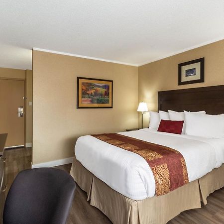 Hotel Ramada By Wyndham Coquitlam Exterior foto