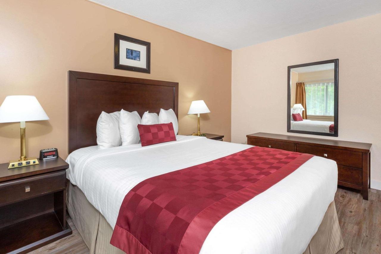 Hotel Ramada By Wyndham Coquitlam Exterior foto