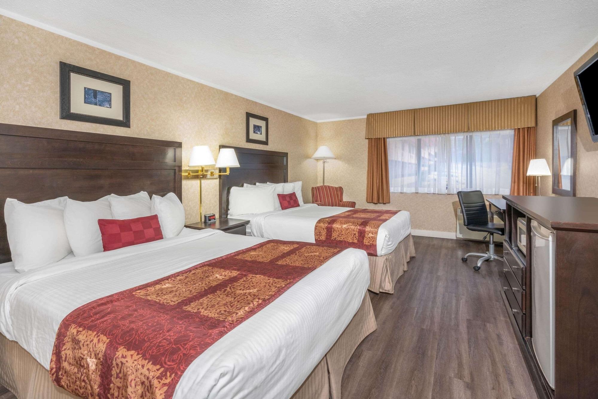 Hotel Ramada By Wyndham Coquitlam Exterior foto