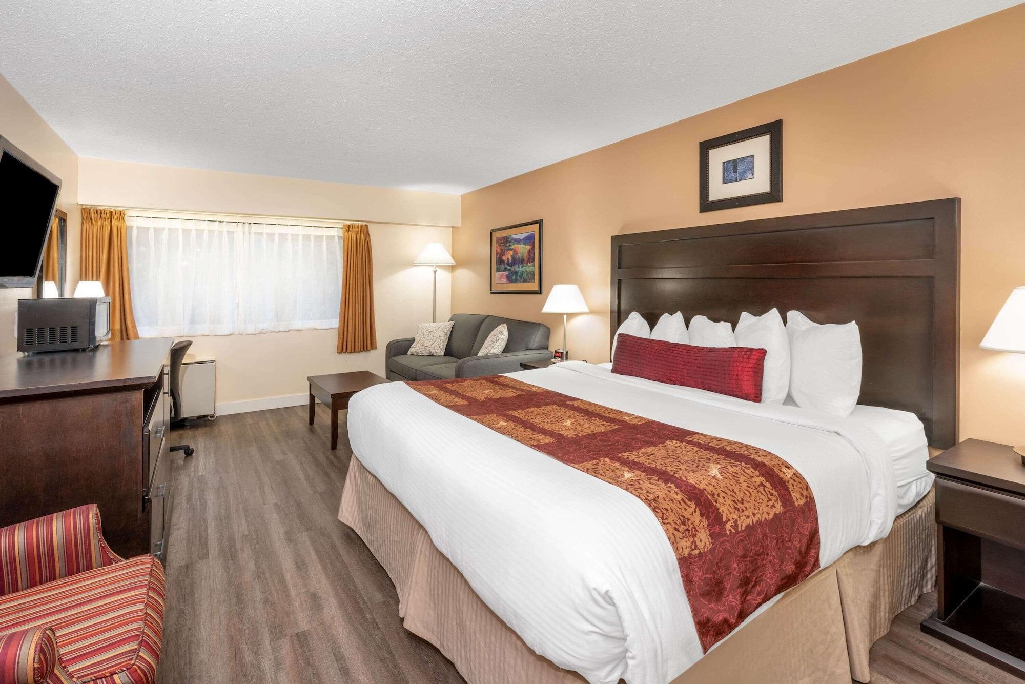 Hotel Ramada By Wyndham Coquitlam Exterior foto