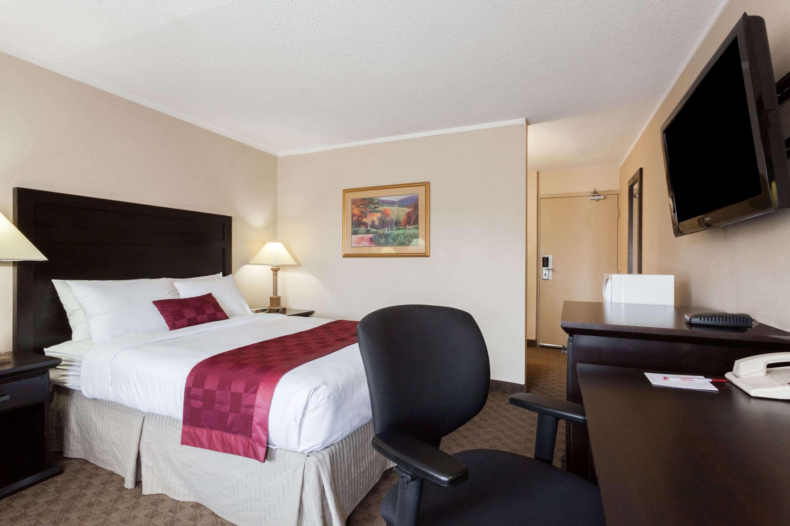 Hotel Ramada By Wyndham Coquitlam Exterior foto