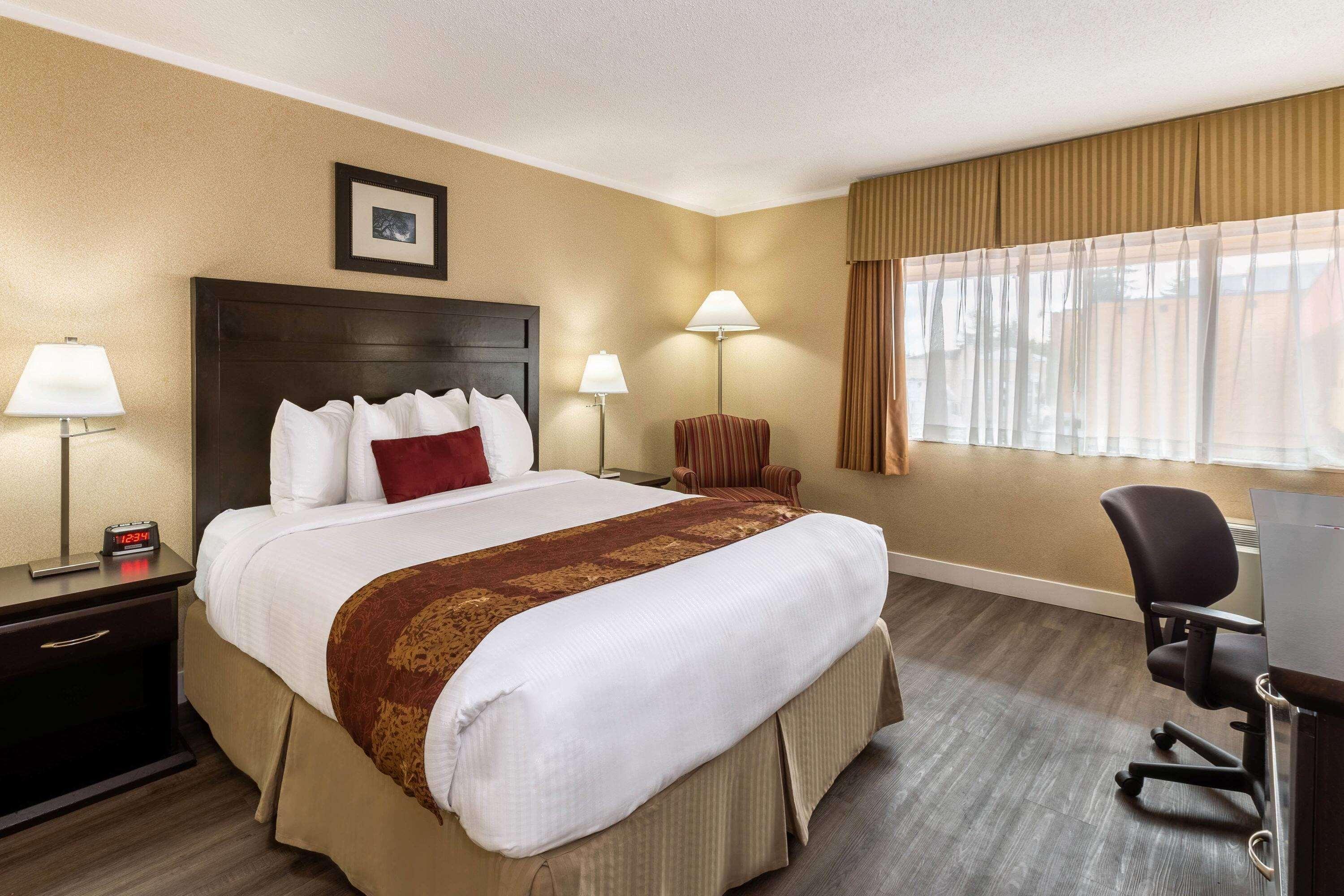 Hotel Ramada By Wyndham Coquitlam Exterior foto