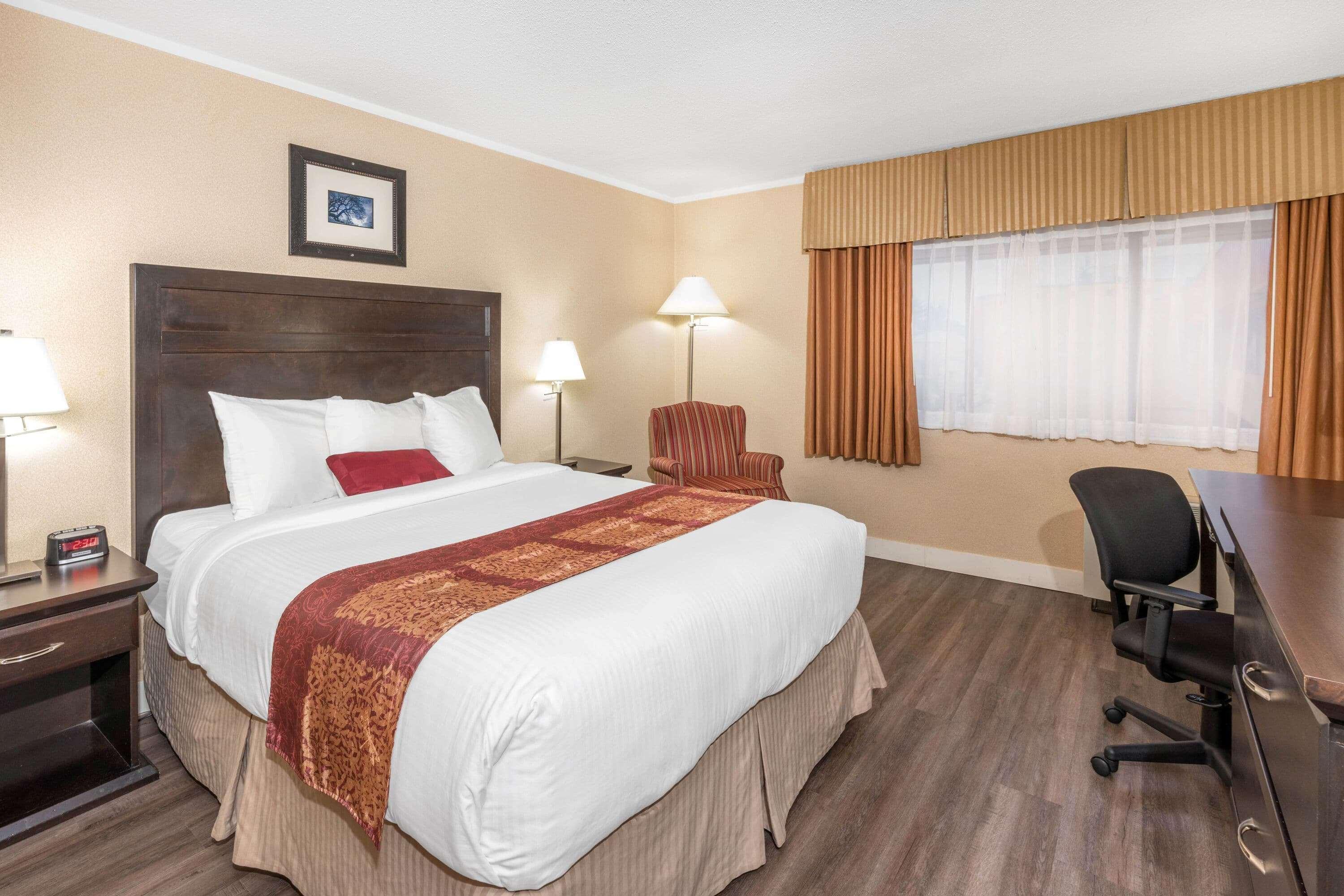 Hotel Ramada By Wyndham Coquitlam Exterior foto
