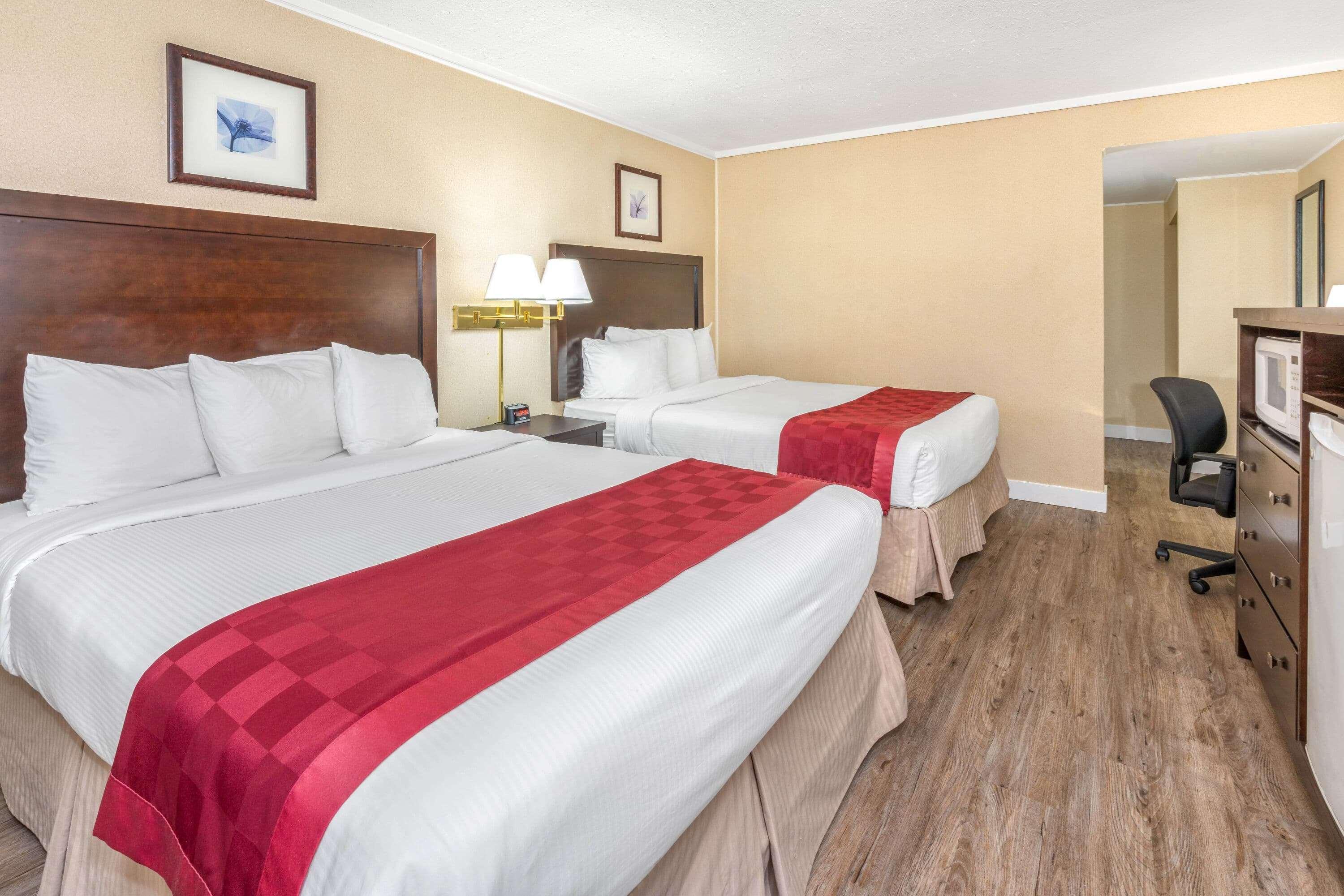 Hotel Ramada By Wyndham Coquitlam Exterior foto