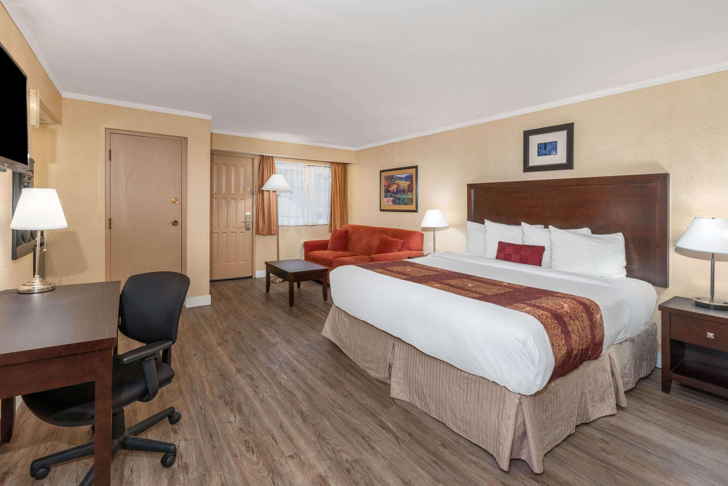 Hotel Ramada By Wyndham Coquitlam Exterior foto
