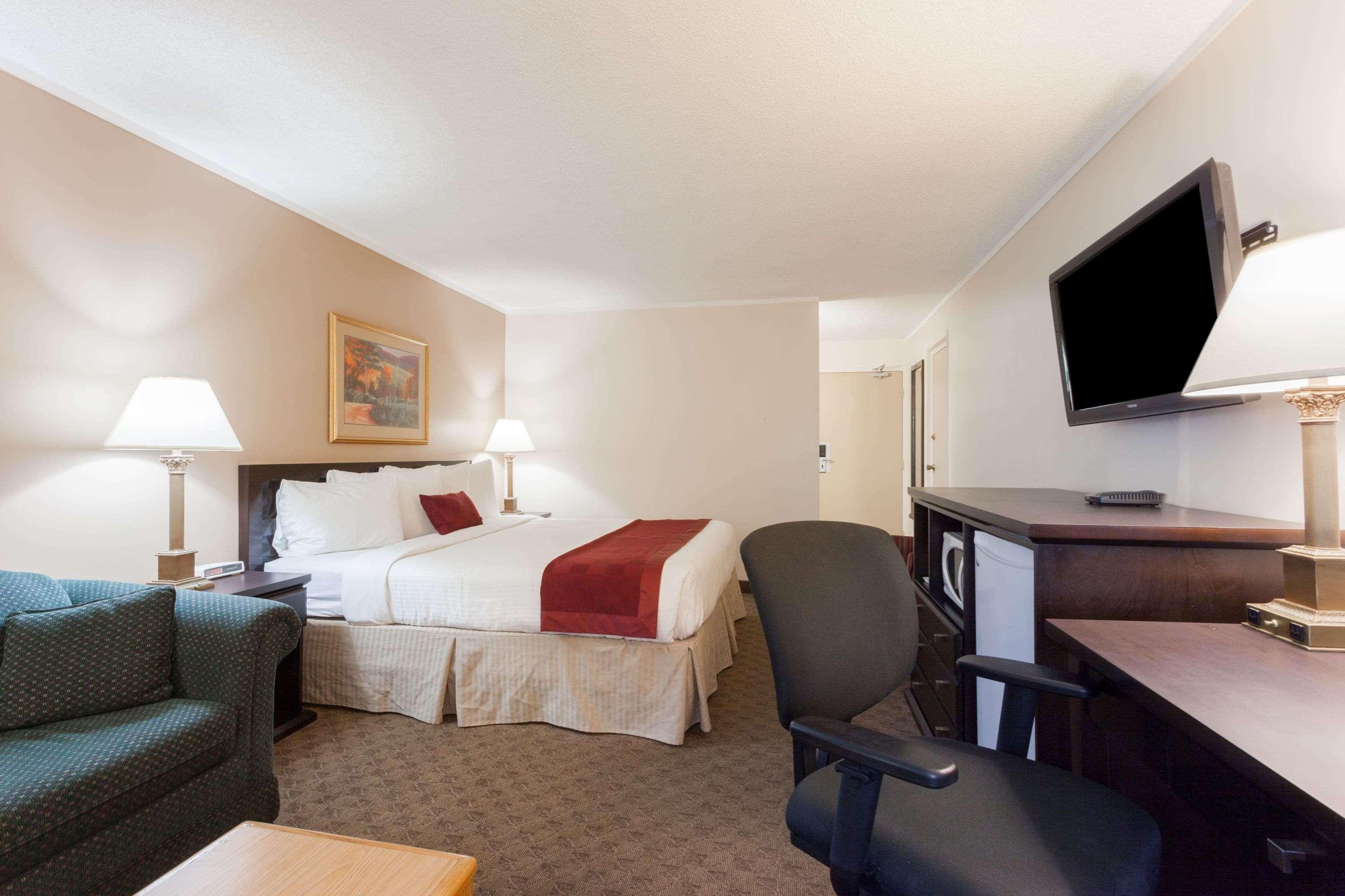 Hotel Ramada By Wyndham Coquitlam Exterior foto
