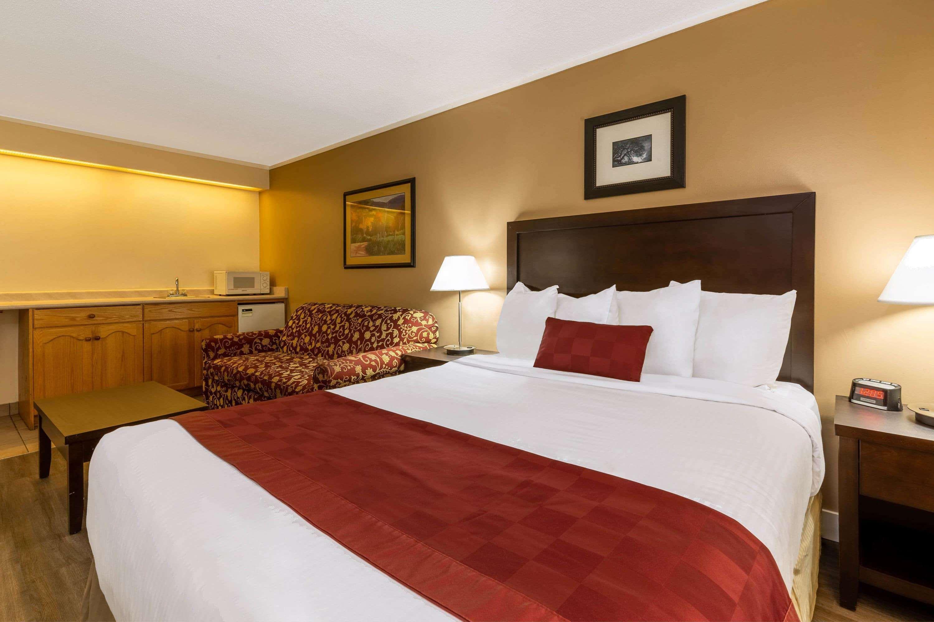 Hotel Ramada By Wyndham Coquitlam Exterior foto