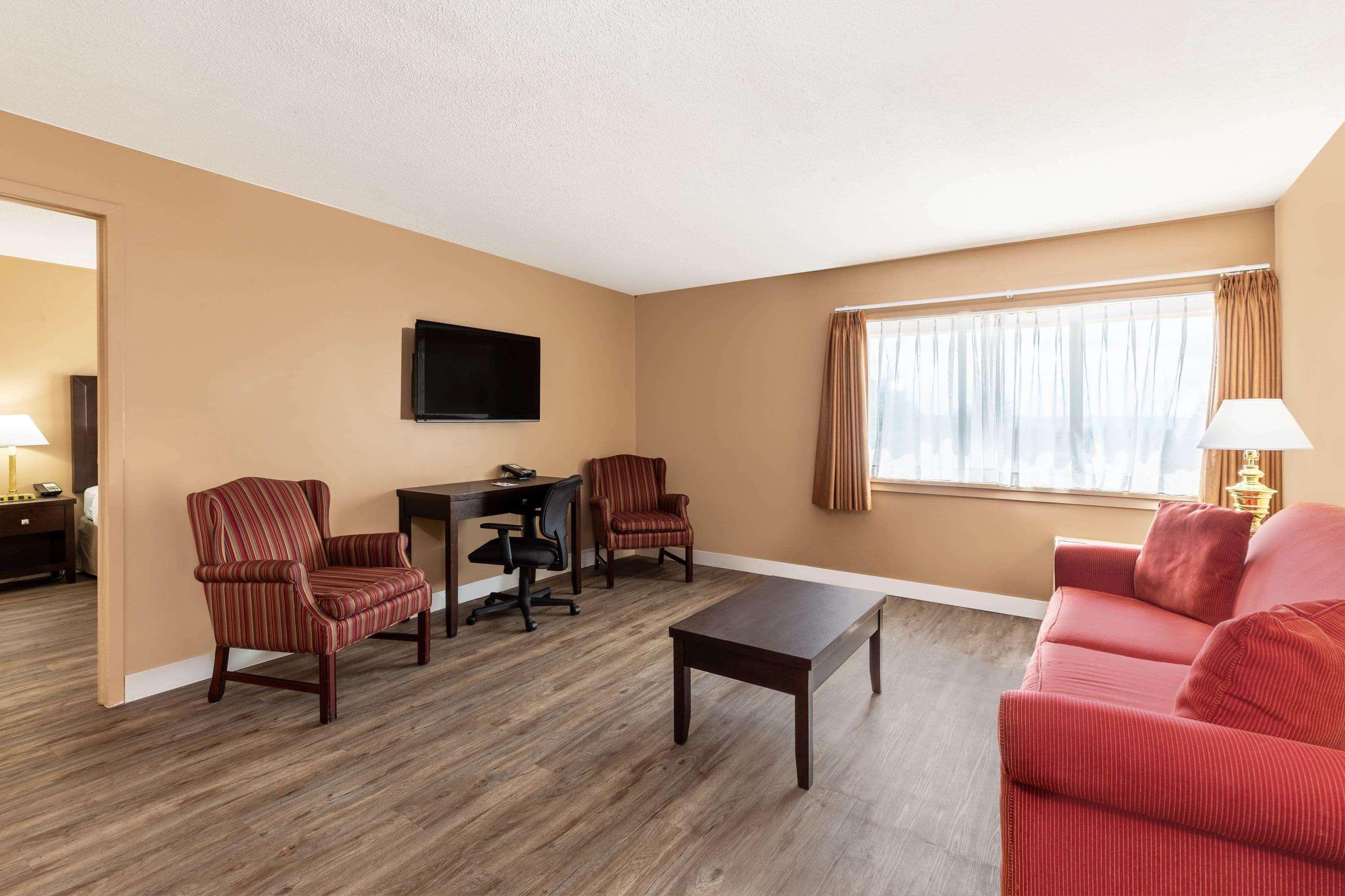 Hotel Ramada By Wyndham Coquitlam Exterior foto