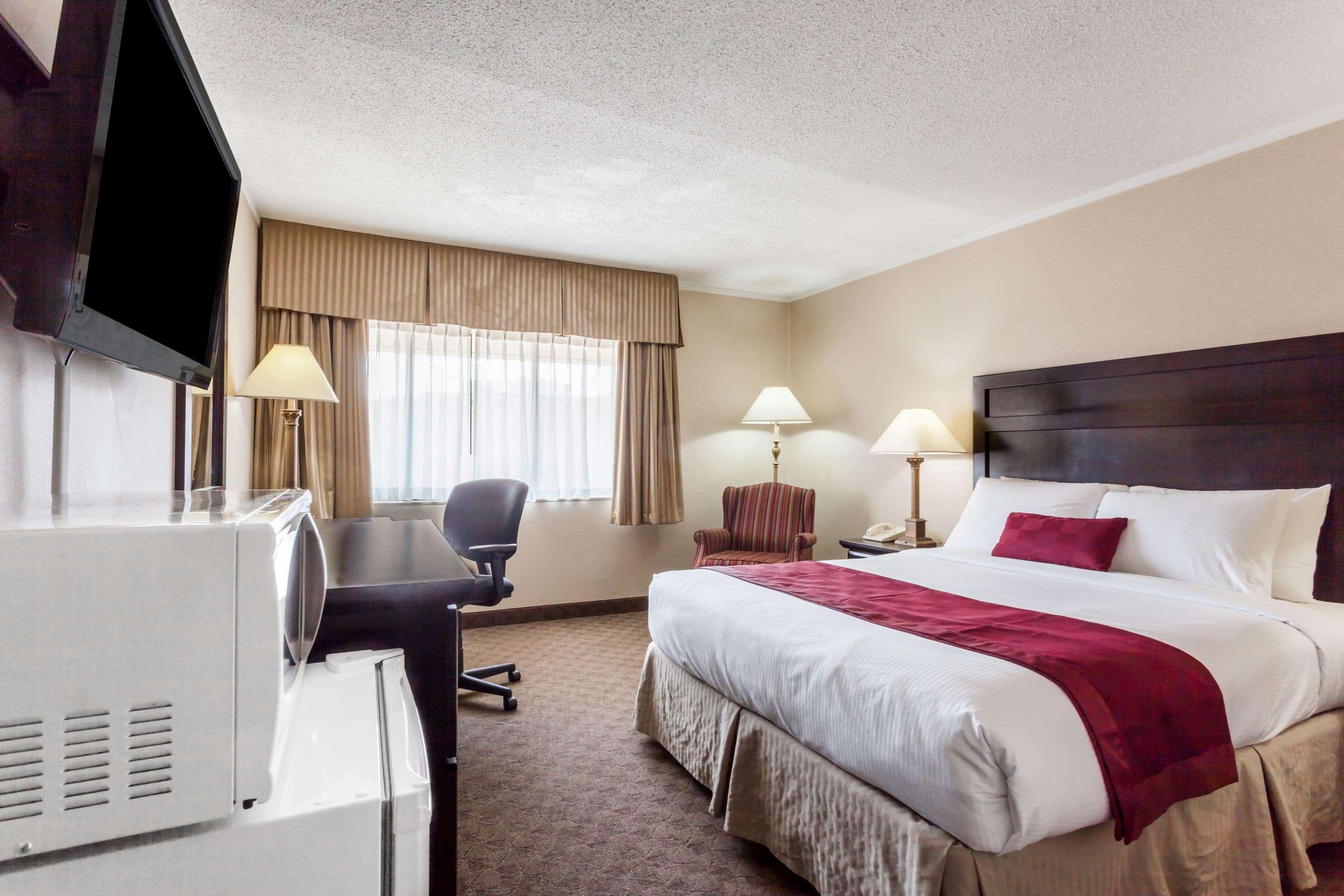Hotel Ramada By Wyndham Coquitlam Exterior foto