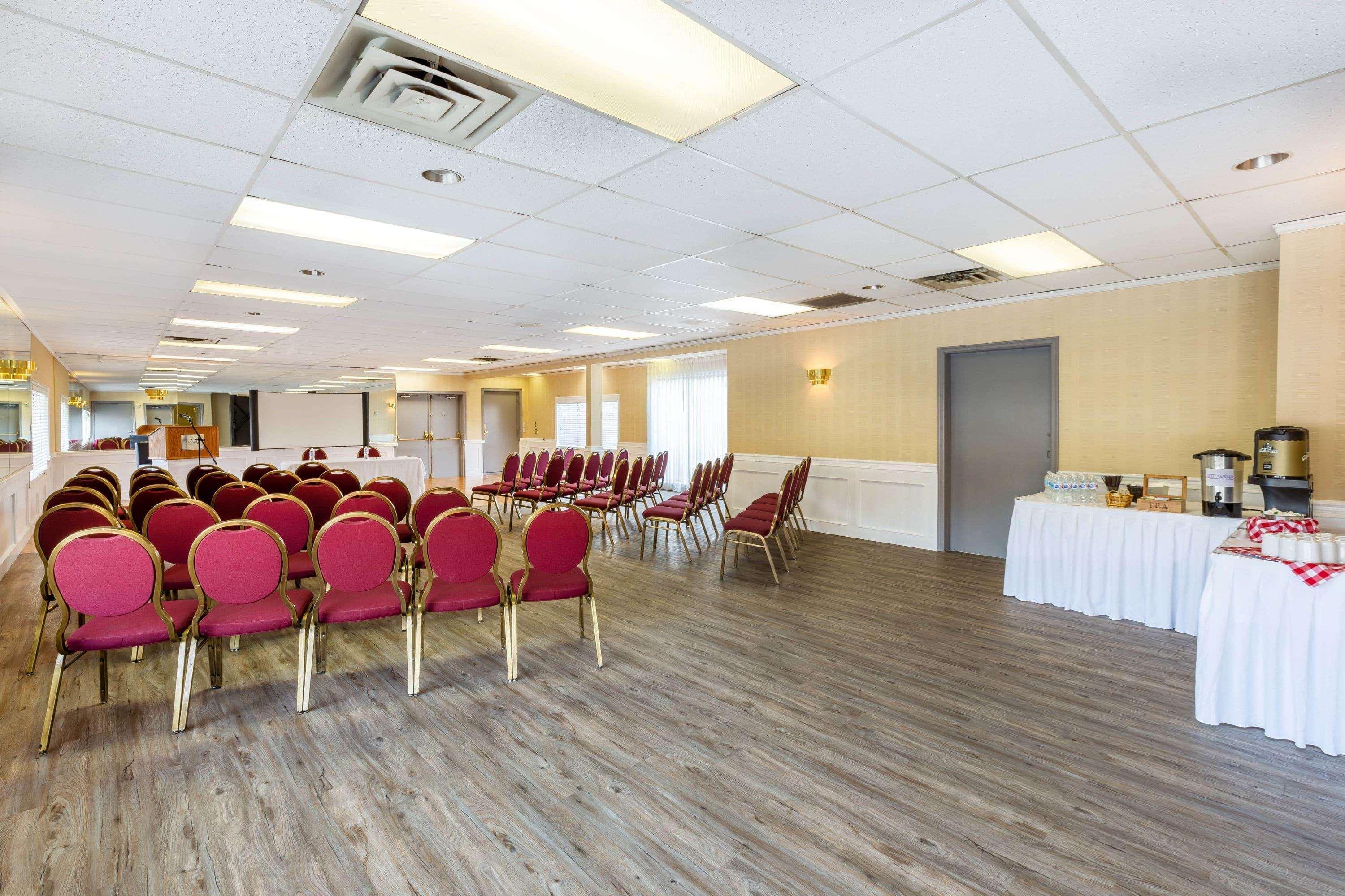 Hotel Ramada By Wyndham Coquitlam Exterior foto