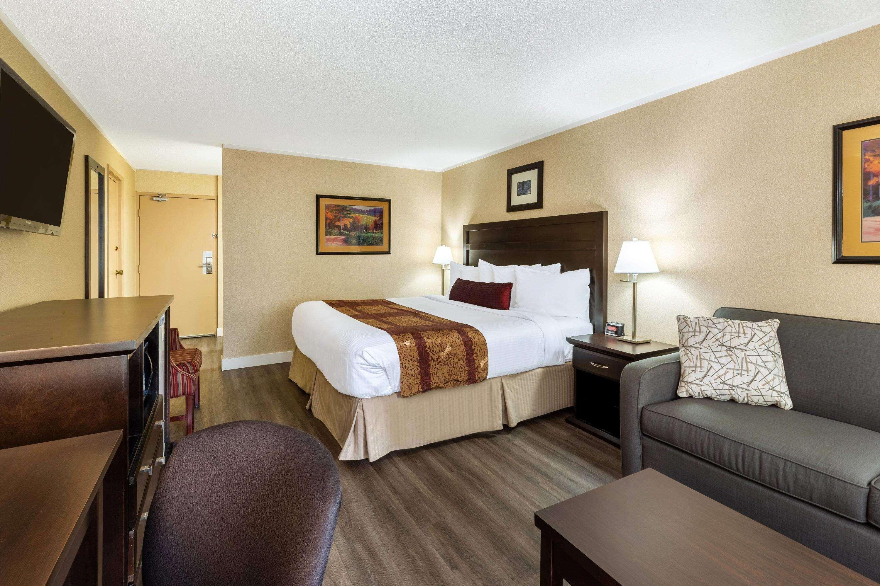 Hotel Ramada By Wyndham Coquitlam Exterior foto