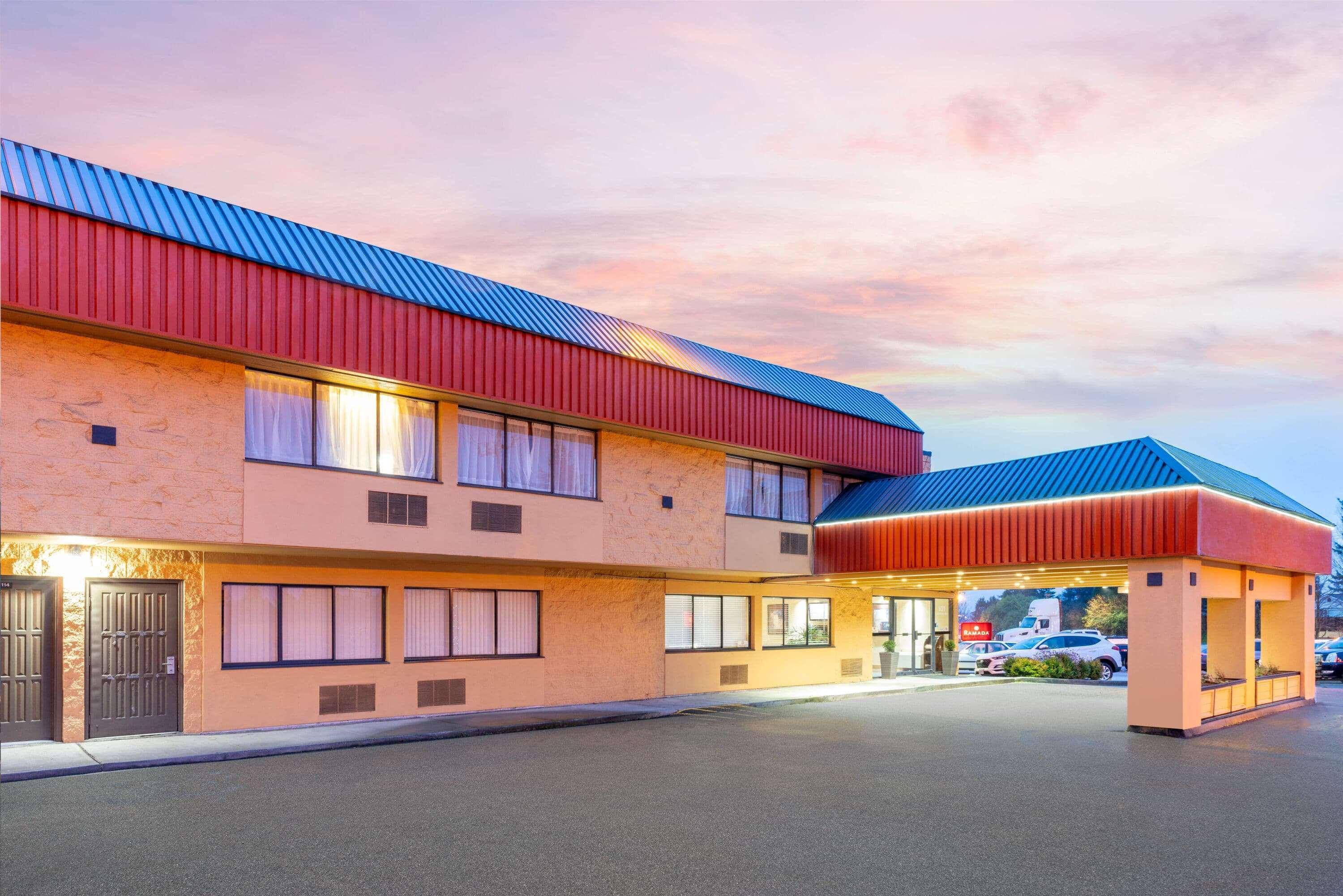 Hotel Ramada By Wyndham Coquitlam Exterior foto