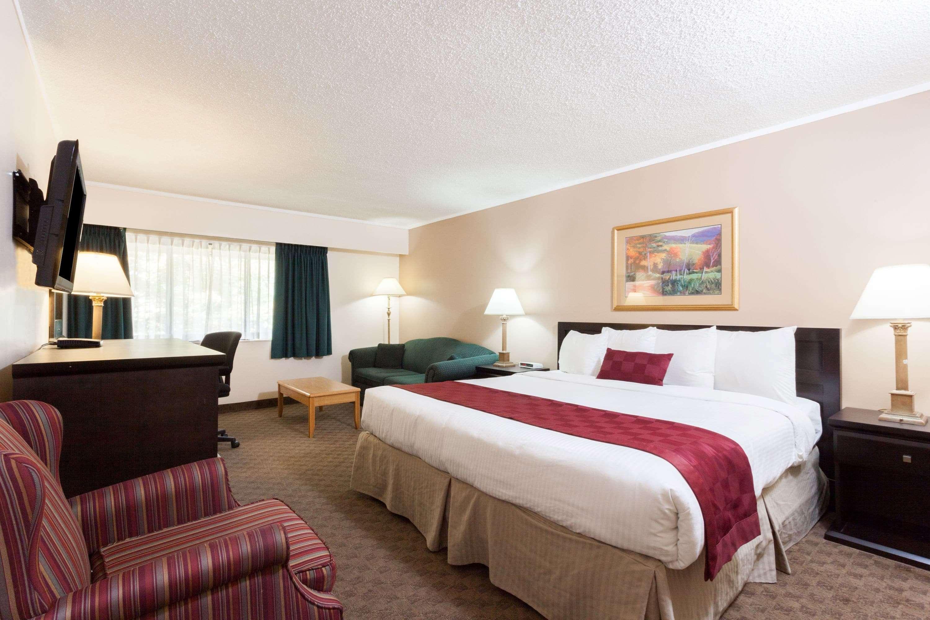 Hotel Ramada By Wyndham Coquitlam Exterior foto