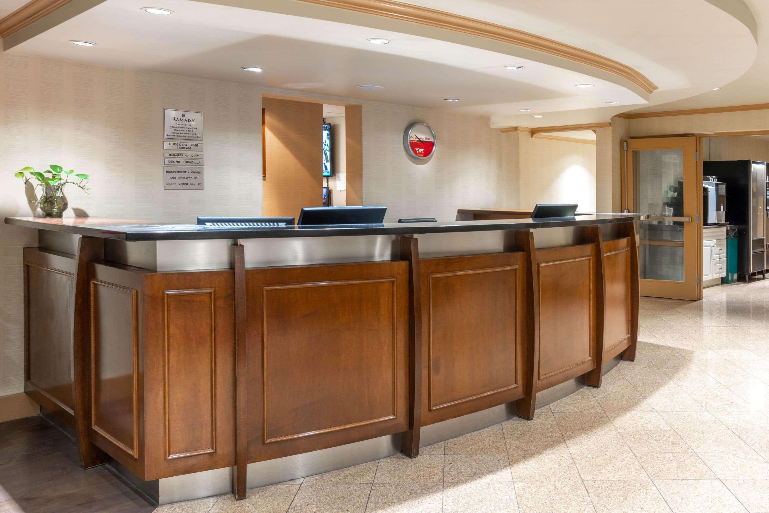 Hotel Ramada By Wyndham Coquitlam Exterior foto