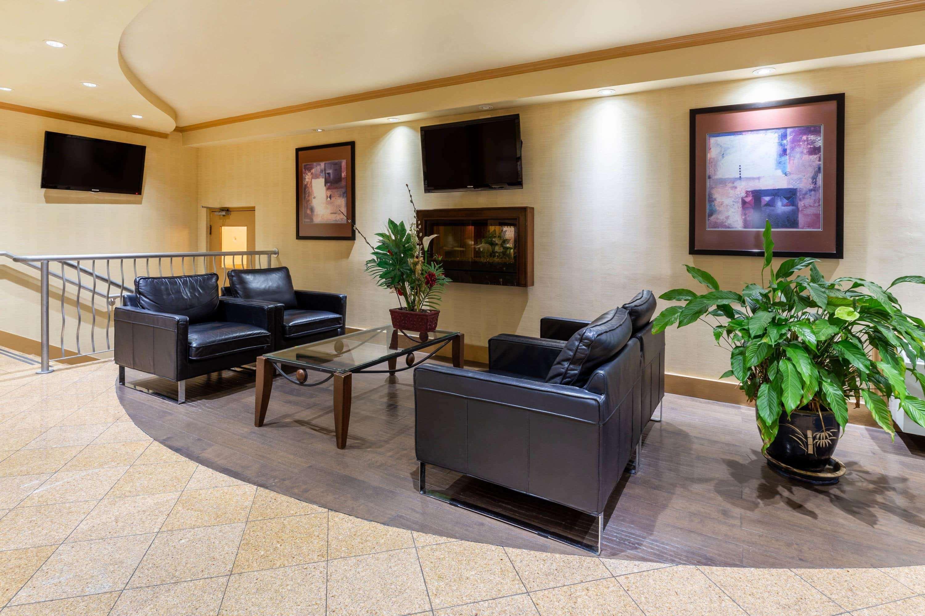 Hotel Ramada By Wyndham Coquitlam Exterior foto