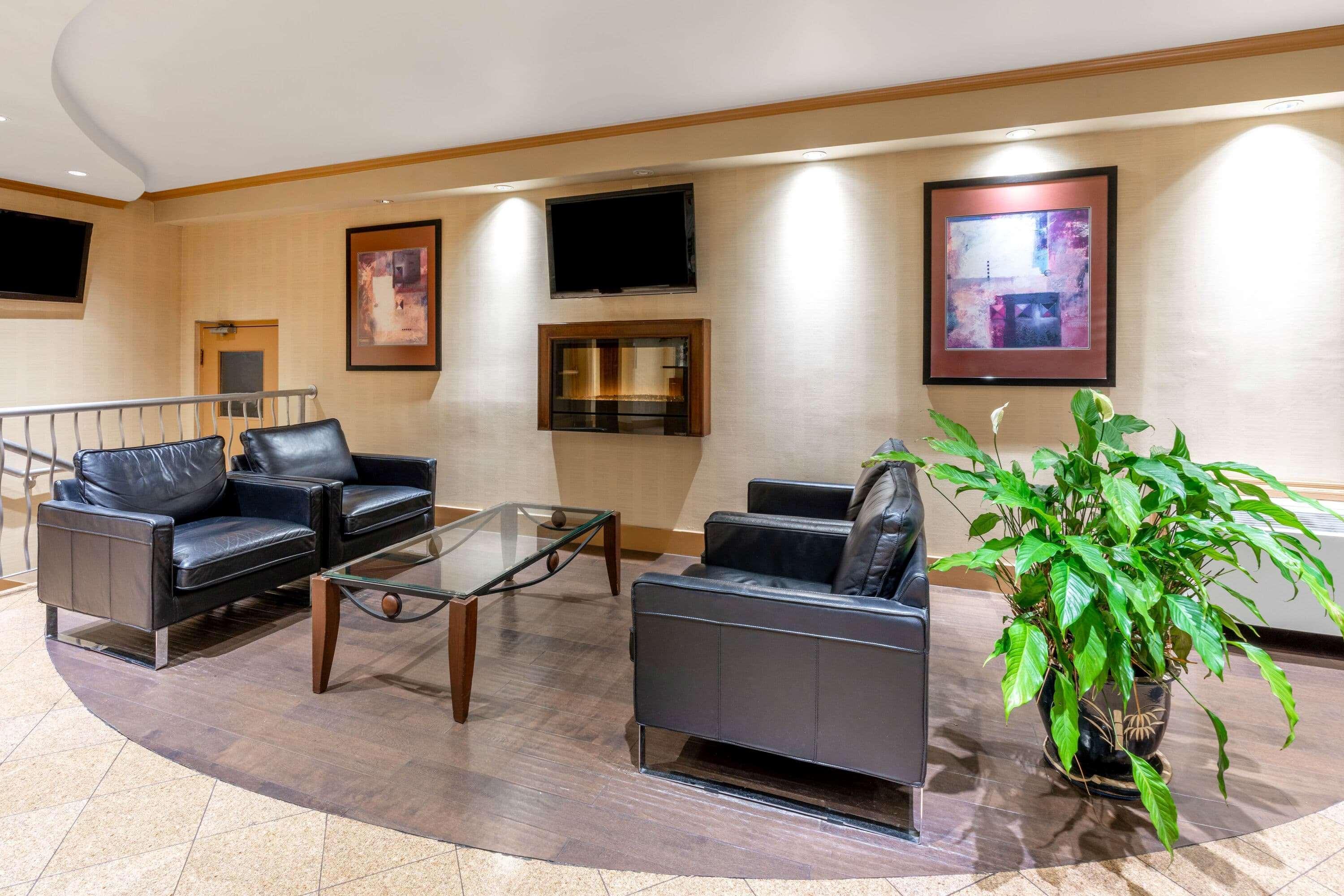 Hotel Ramada By Wyndham Coquitlam Exterior foto