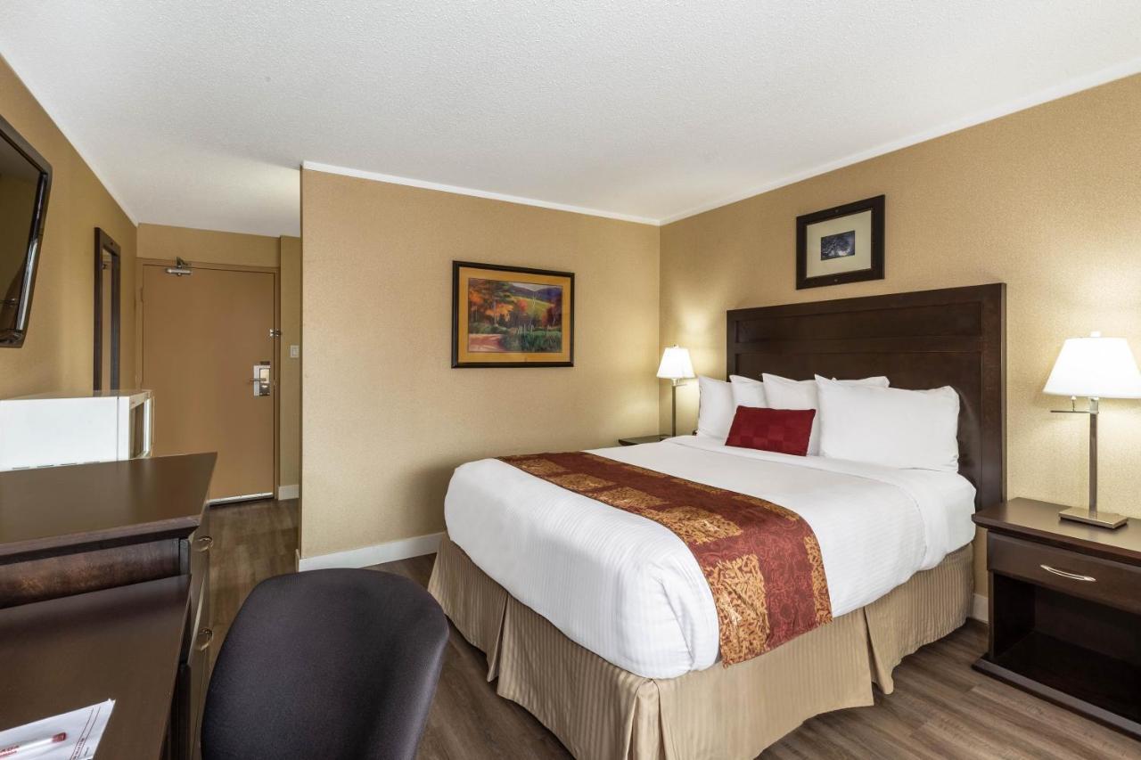 Hotel Ramada By Wyndham Coquitlam Exterior foto