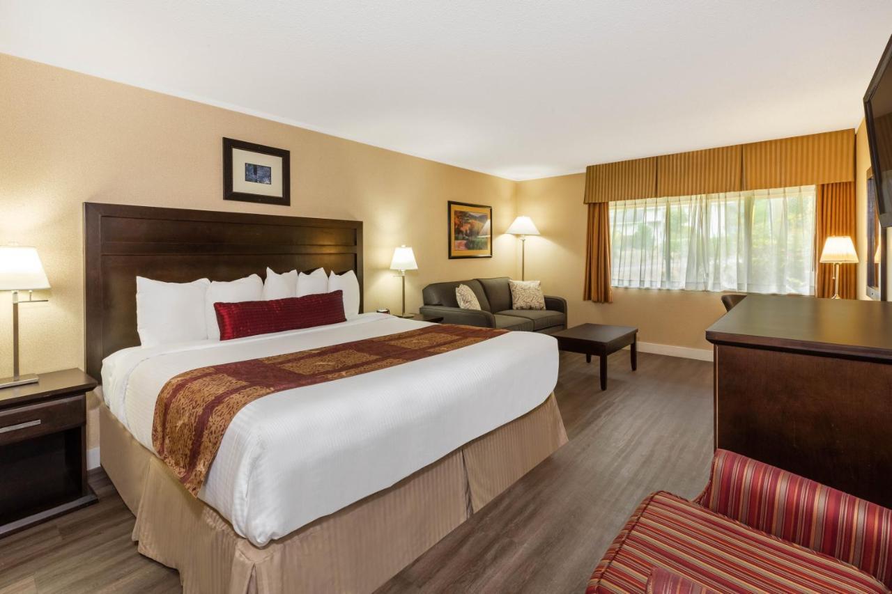 Hotel Ramada By Wyndham Coquitlam Exterior foto