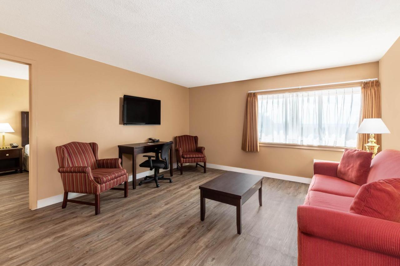 Hotel Ramada By Wyndham Coquitlam Exterior foto