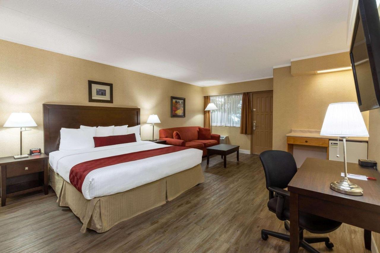 Hotel Ramada By Wyndham Coquitlam Exterior foto
