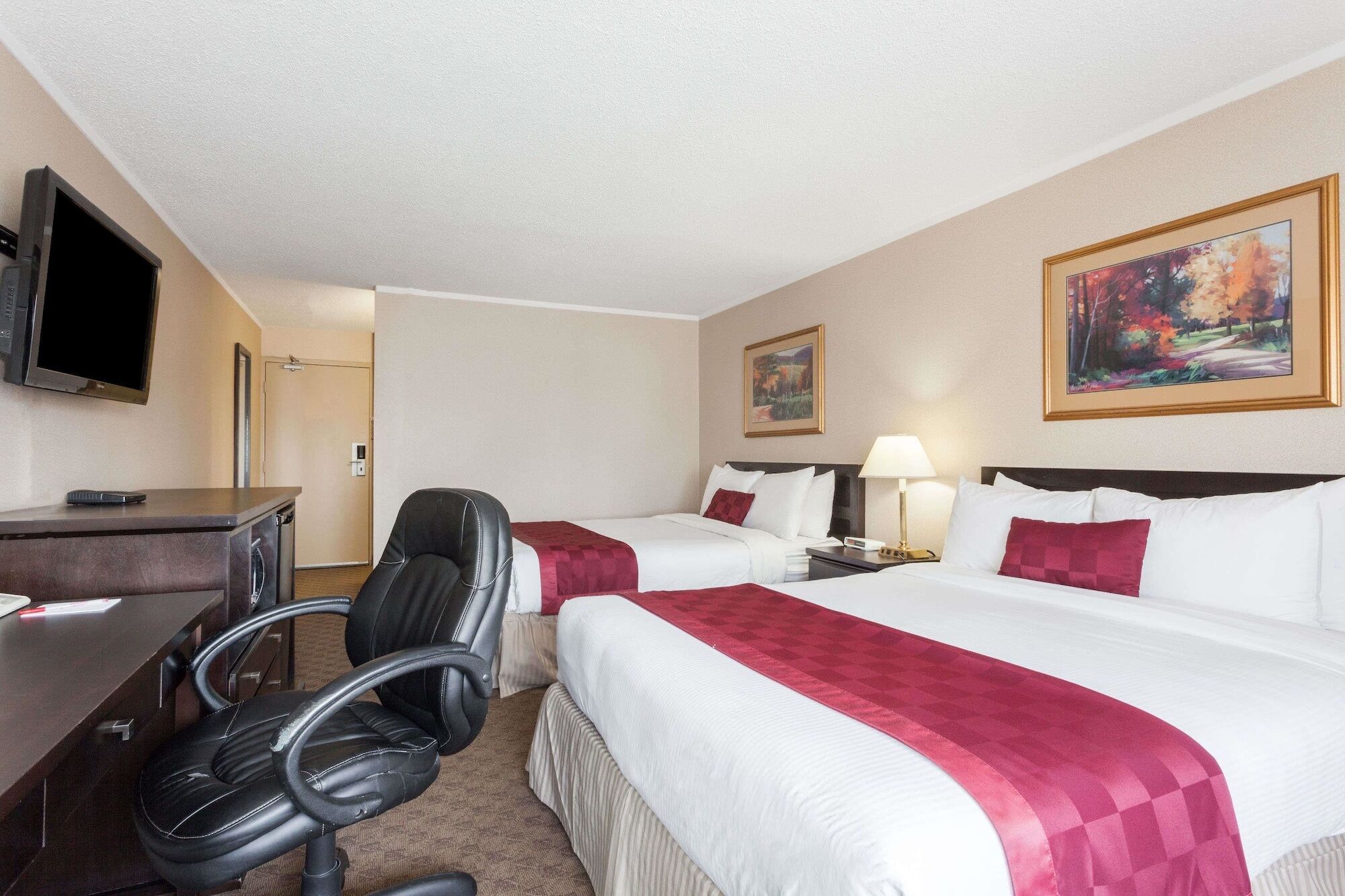 Hotel Ramada By Wyndham Coquitlam Exterior foto